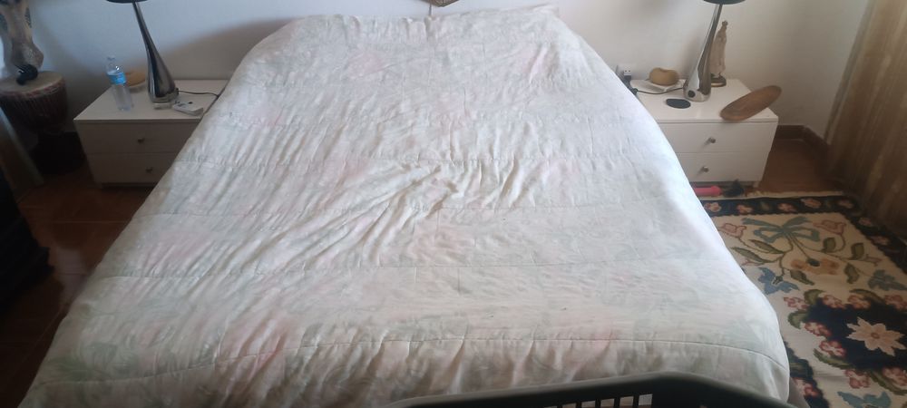 Vende se cama e mesas de cabeceira