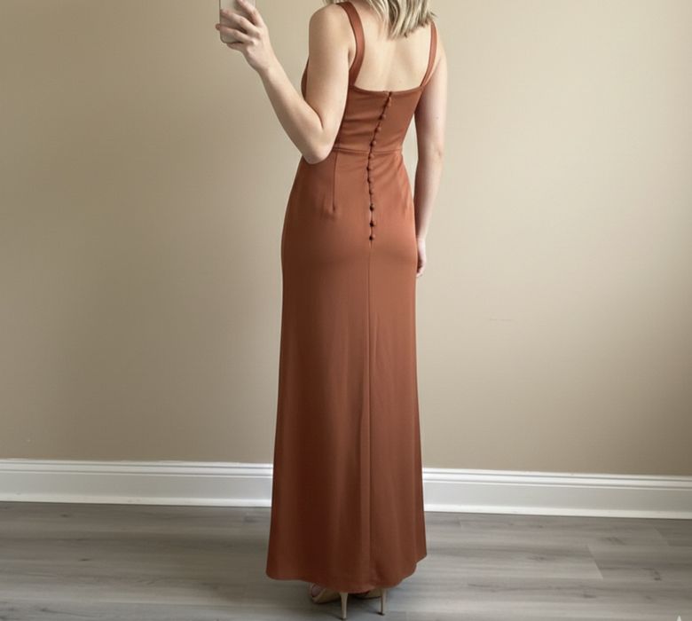 Sukienka maxi na wesele z rozcięciem