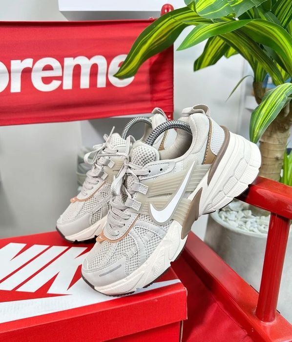 Nike Runtekk V2K Beige Brown трендові жіночі кросівки найк рантек в2к