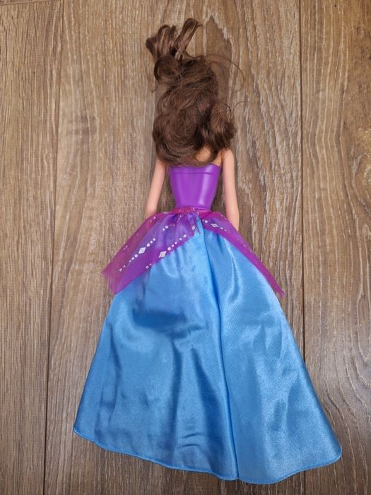 Lalka Barbie przesyłająca całusy