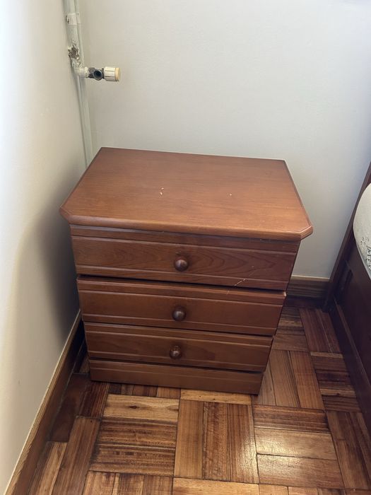 Cama de casal com mesas de cabeceira