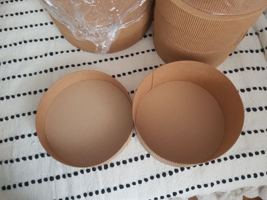 Pudelka tekturowe 9 szt, okrągłe, śr. 21,5 i 28,5 cm , wys 10,5cm