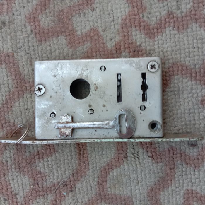 Продам дверной замок.