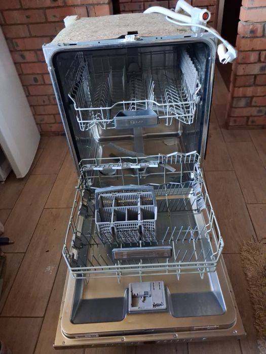 Посудомийна машина NEFF