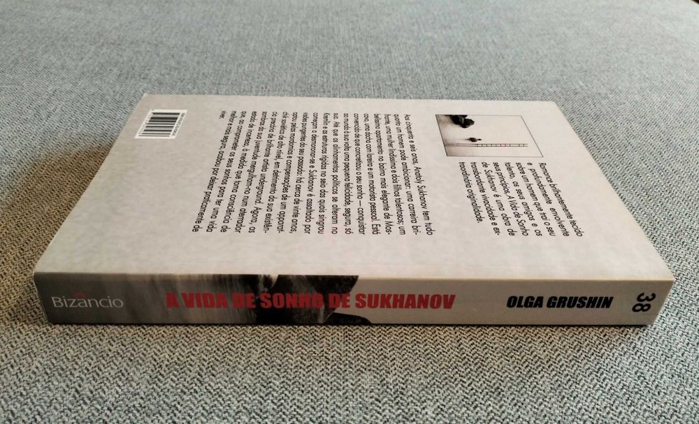 Livro "A vida de sonho de Sukhanov" de Olga Grushin