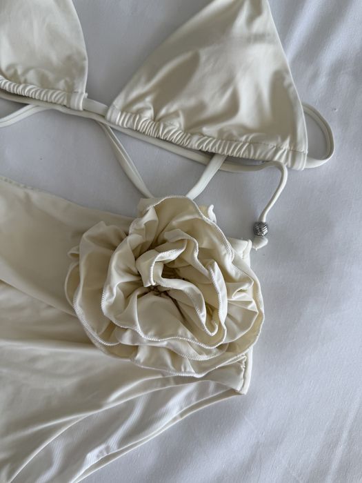 Biały strój kąpielowy dwuczęściowy z różą wysoki stan marszczone S 36