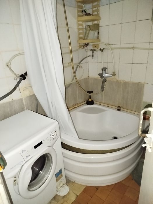 Комунальна квартира в оренду — метро 15 хв, для 1–2 осіб.