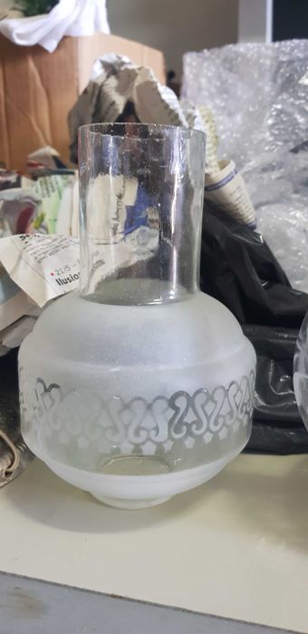 Candeeiros diversos e copos