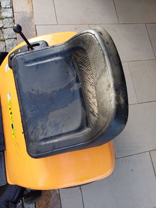 Trator corta relva com 15cv, largura de corte 107 cm