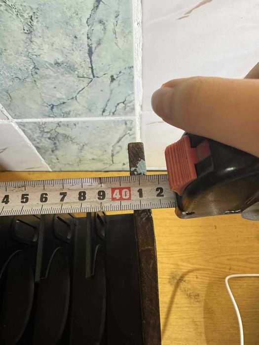 Stojak na VHS z plastikowymi przegródkami – drewniany, na 24 kasety