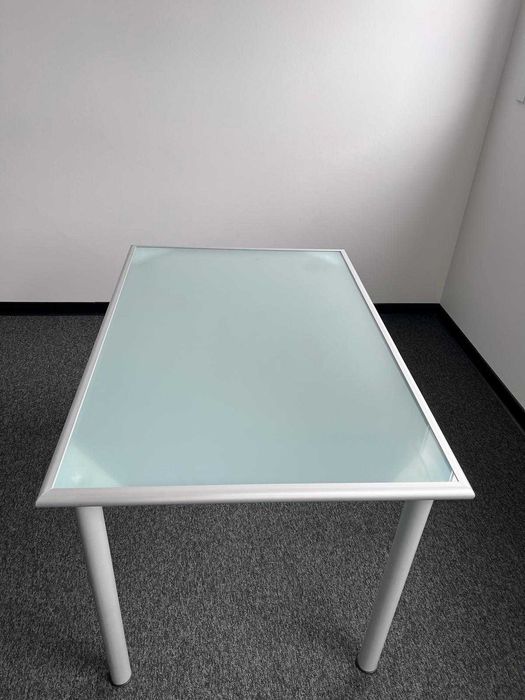 Mesa com tampo de vidro