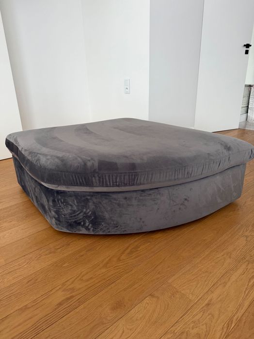 Duża tapicerowana pufa