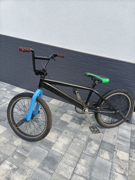 Rower BMX czarny.