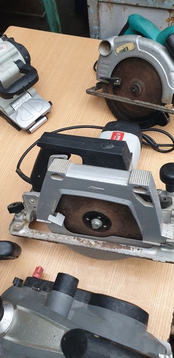 Продам циркулярную торцовочную пилу переворотную"Уралмаш"2200 Watt