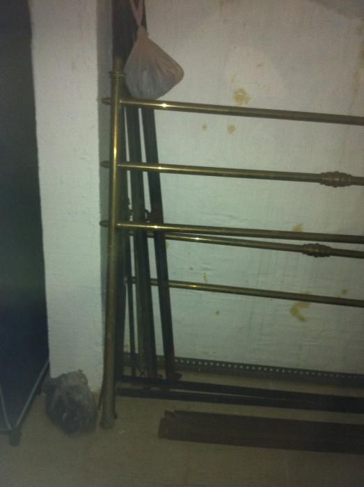 Cama de Casal Antiga + varão p/cortinado em Latão
