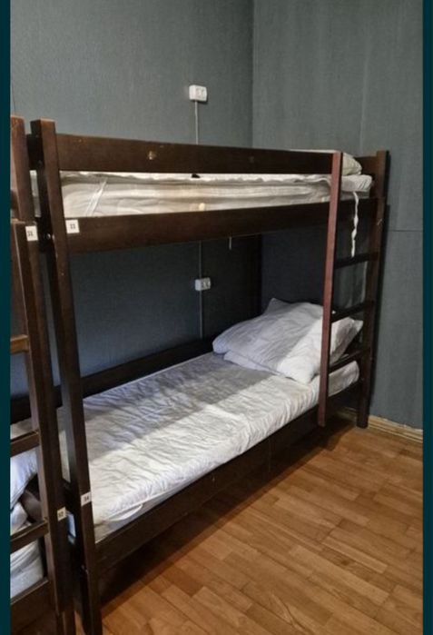 Ліжко двохповерхове деревянне