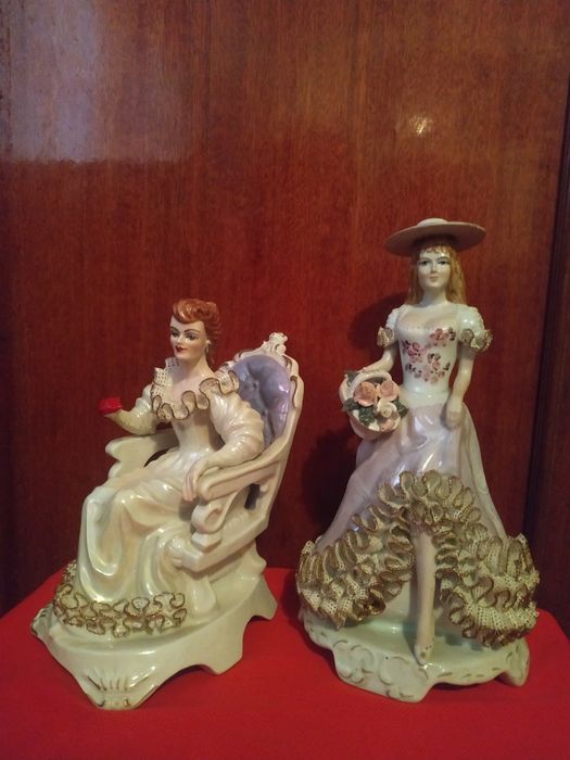 Кружевные фарфоровые статуэтки.
