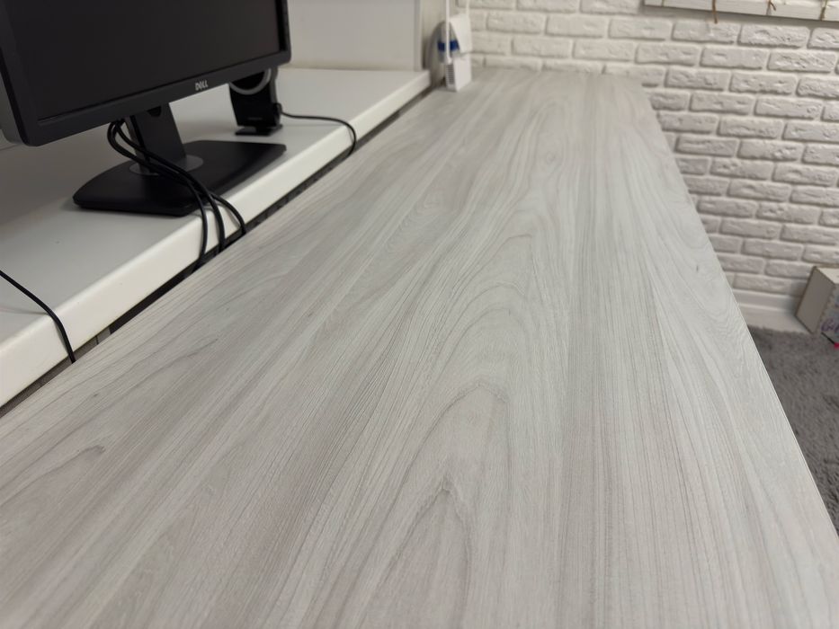 Просторий робочий стіл