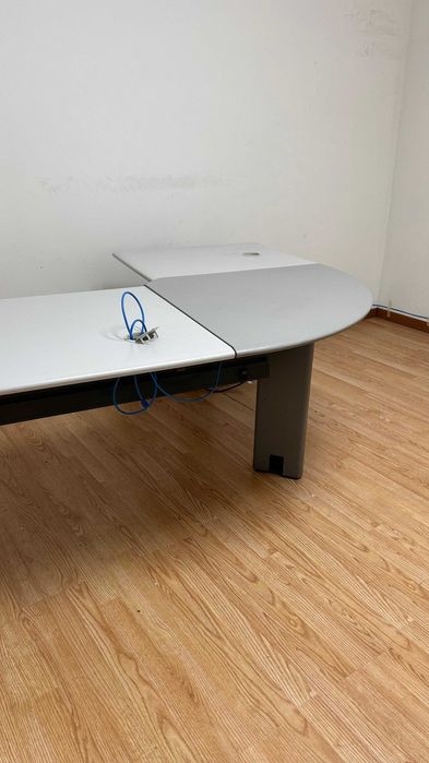 Secretárias de metal e madeira