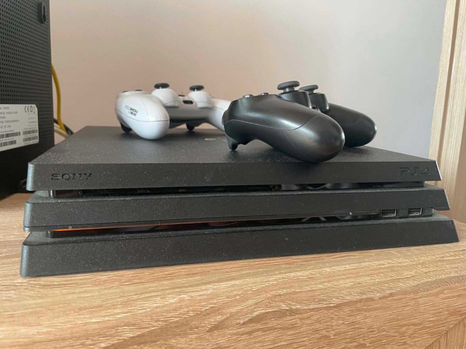 Playstation 4 PS4 PRO 1TB + pady + gry