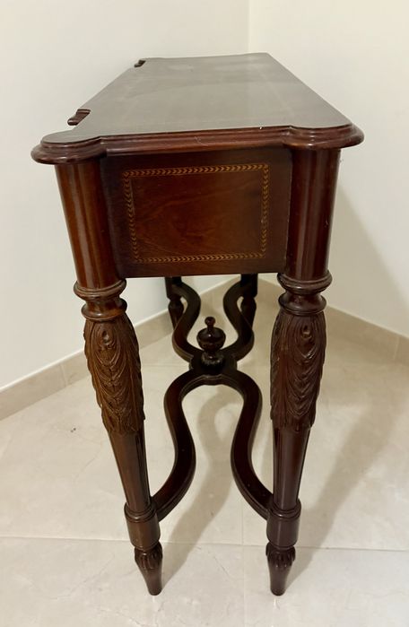 Consola elegante em madeira maciça