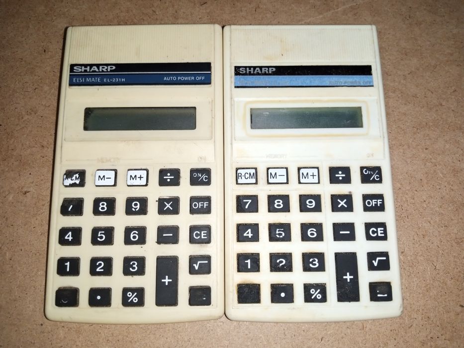 Два мікрокалькулятора "Sharp".