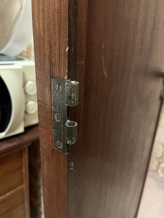 Porta interior de madeira com maçaneta e fecahdura