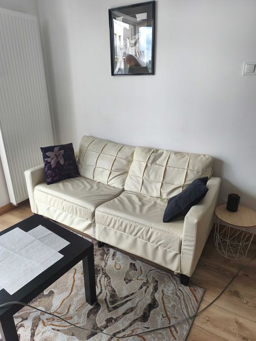 2 osobowa sofa kremowa z ekoskóry