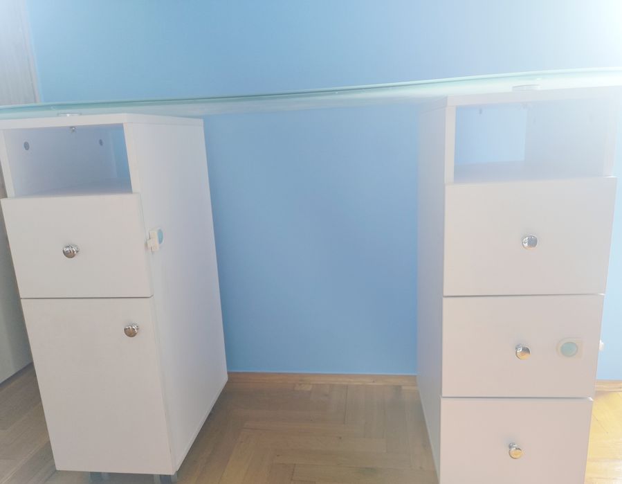 Stolik kosmetyczny do manicure + krzesło obrotowe