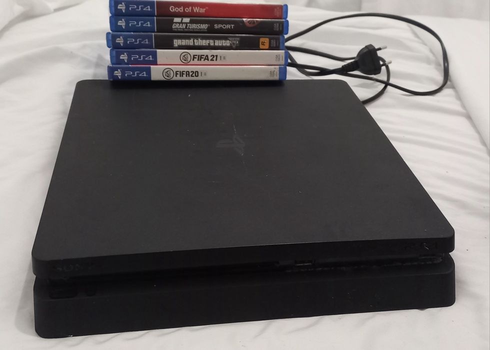 PS4 Slim 1 TB + 5 jogos + 5 comandos (ler descrição)