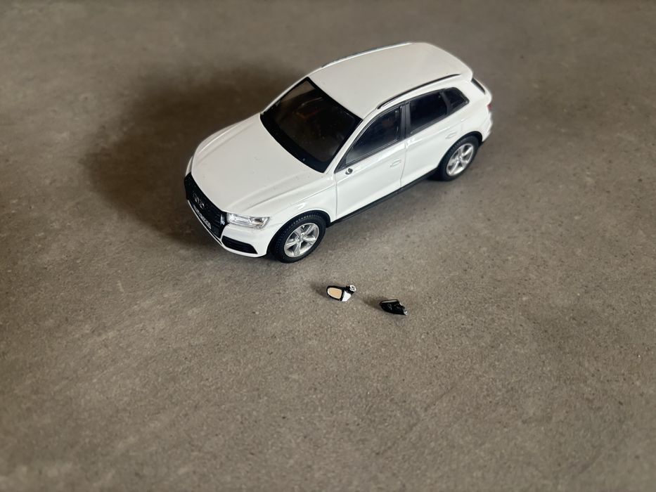 Model iScale skala 1/43 Audi Q5 uszkodzony