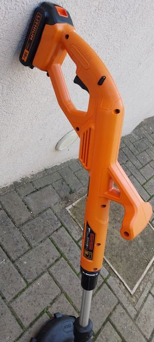 Maquina cortar relva Black Decker ST1823H4