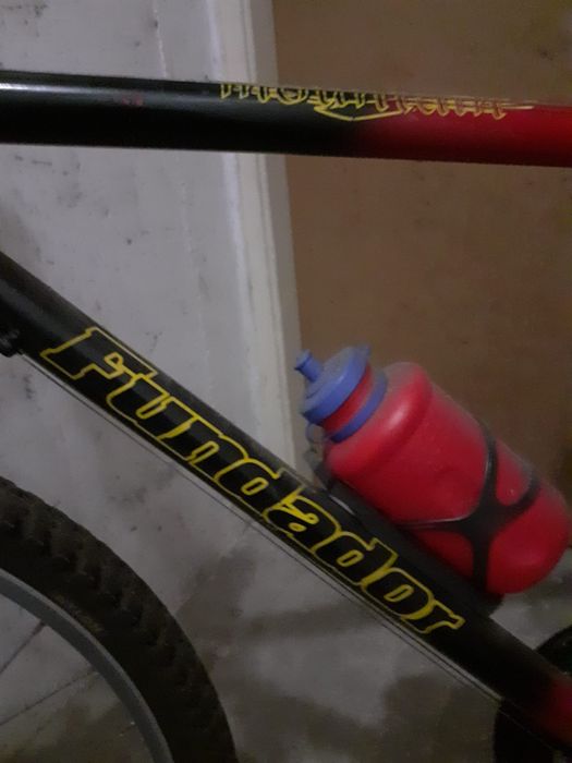 Duas bicicletas pouco usadas