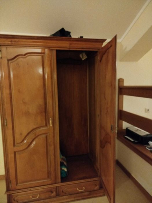 Armário e mesinha de cabeceira antigos