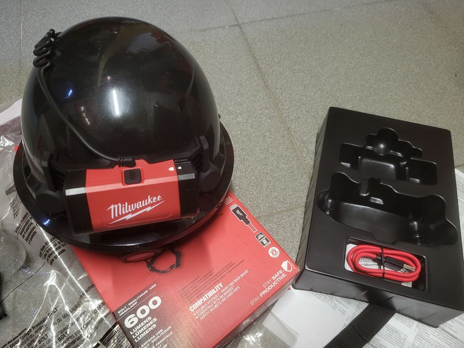 Ліхтар milwaukee 2118 + каска
