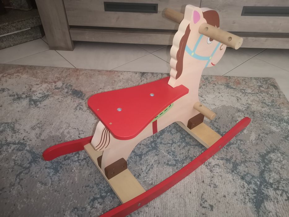 Cavalo de baloiço em madeira para criança