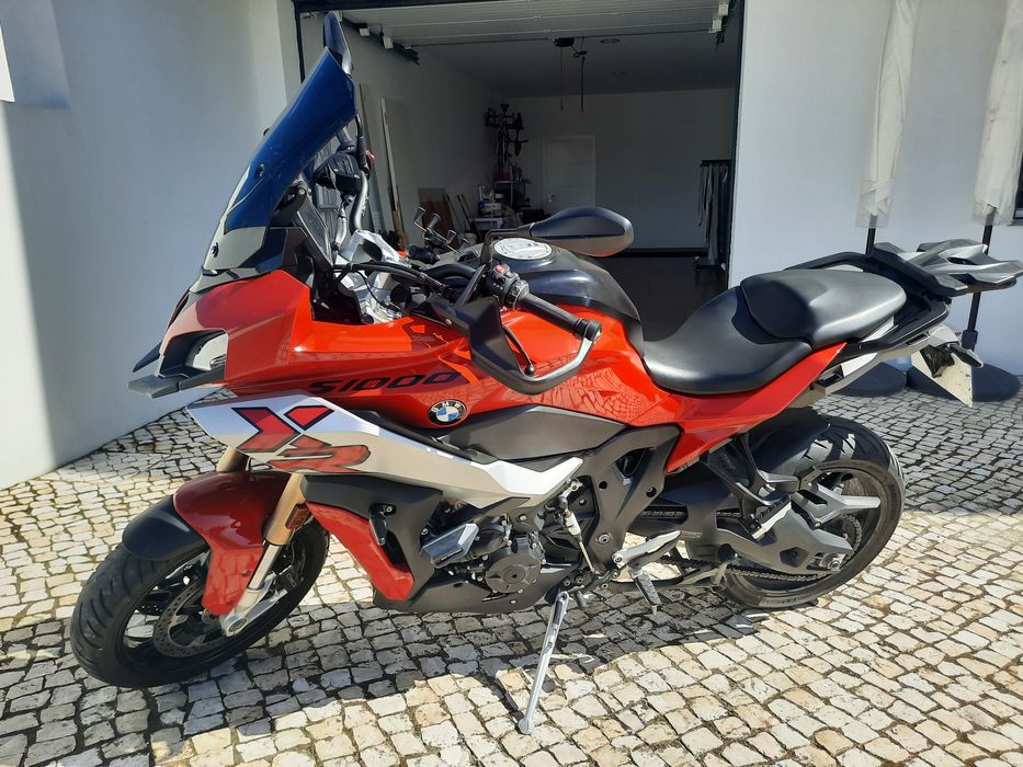 BMW S1000XR com linha de escape direta