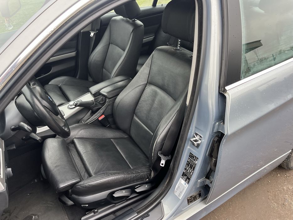 BMW e90 325i automat, skory, navi, pdc 218km