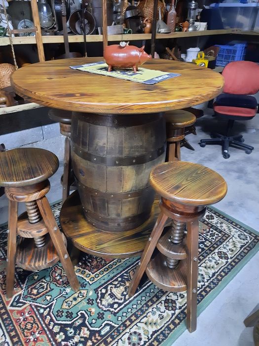 Mesa Barril de Madeira com bancos