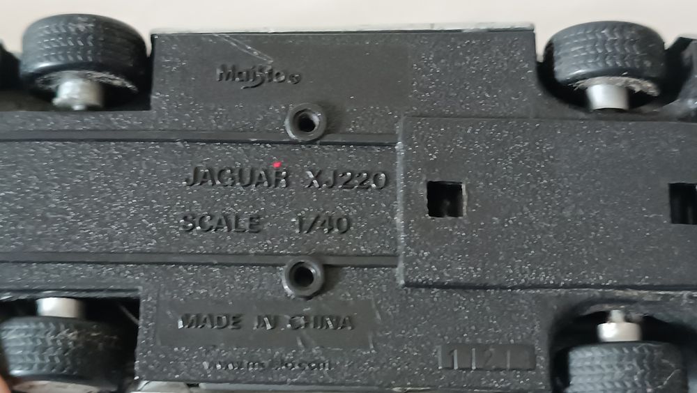 Carro Jaguar XJ220. Da Maisto. Escala 1/40