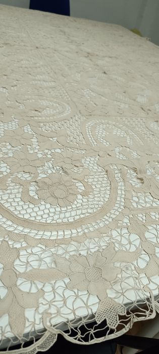 Toalha bordada à mão. Nunca foi usada. Guardanapos ainda estão presos