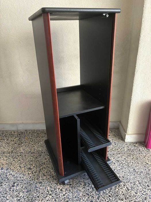 Móvel com rodas e espaço para CDs em bom estado