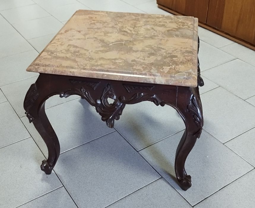 Móveis em madeira de castanho