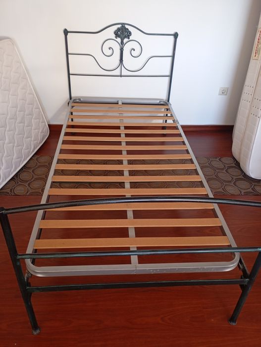 Cama de solteiro de ferro maciço