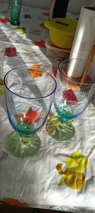 Conjunto de 2 cálices de vidro coloridas