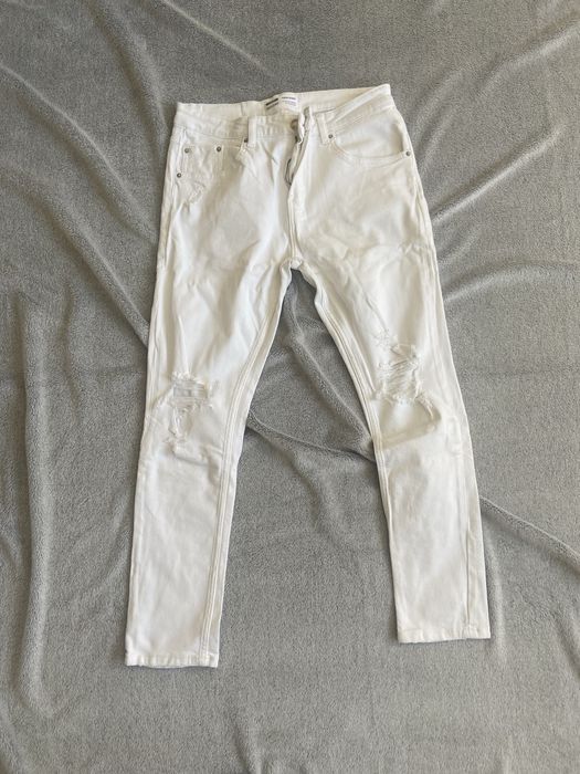 Białe spodnie skinny jeans bershka