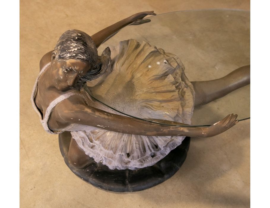 Mesa bailarina em bronze