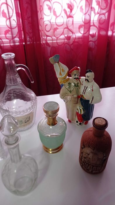 Продам графины,кувшины разные.