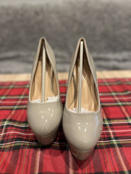 Nowe buty na wysokim obcasie z platforma  rozmiar 38