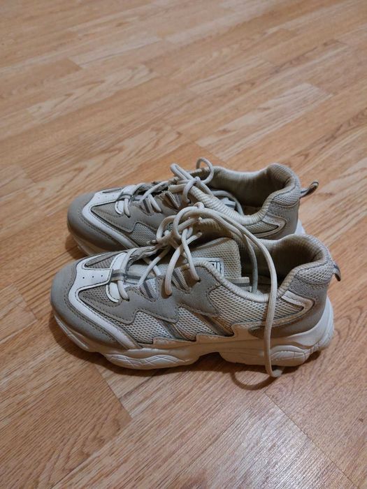 Кроссовки женские.